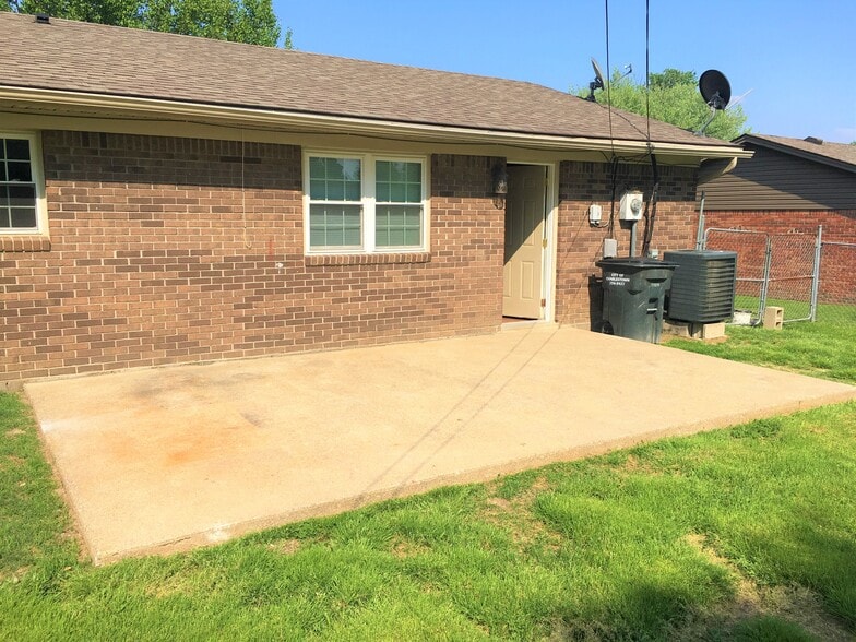 Building Photo - 225 Glendale Dr