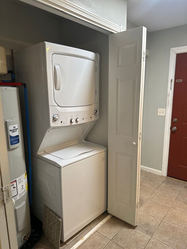 Building Photo - 2-Bedroom, 2-Bathroom End Unit Condo with ...