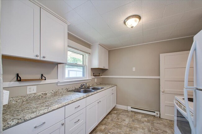 Building Photo - Adorable Guest Cottage in the North End!