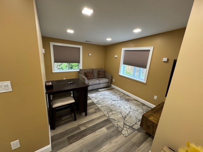 Building Photo - MOVE IN READY!!!!