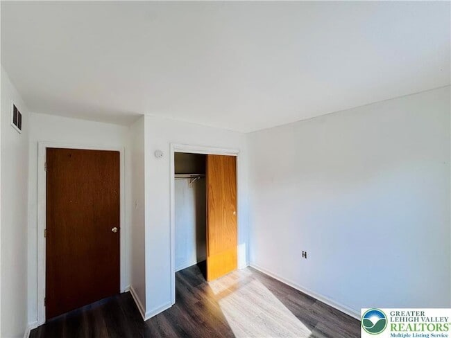 Building Photo - 235 Vista Dr