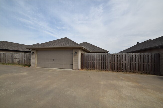 Building Photo - 710 SW Willowpoint Rd