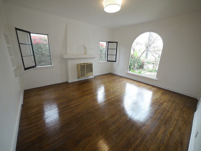 Building Photo - Sycamore