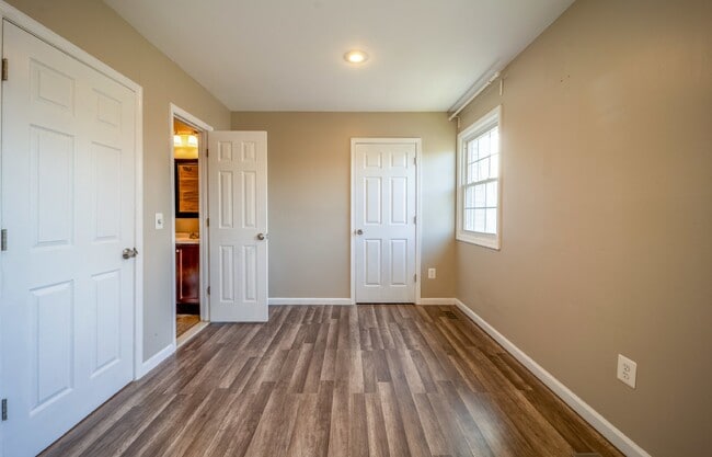 Building Photo - Spacious 3-Level Townhouse with Finished Basement and Fenced Patio