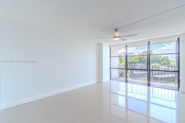Building Photo - 1000 Parkview Dr