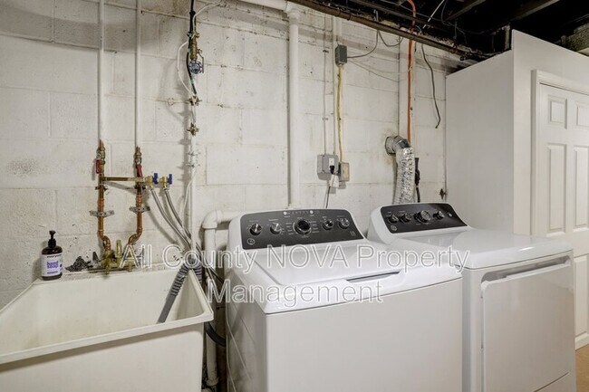 Building Photo - 3353 Ardley Ct