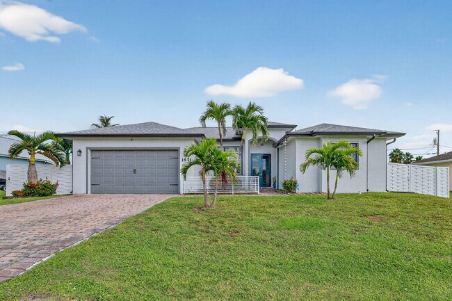 Building Photo - 1971 SW Breezeway St