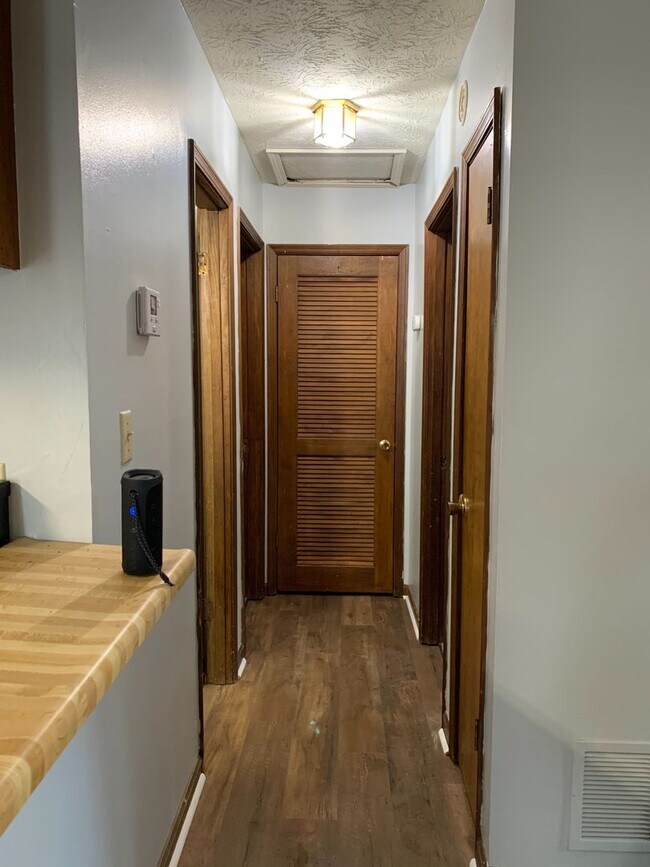 Building Photo - 2 Bedroom Duplex on Eastside!!