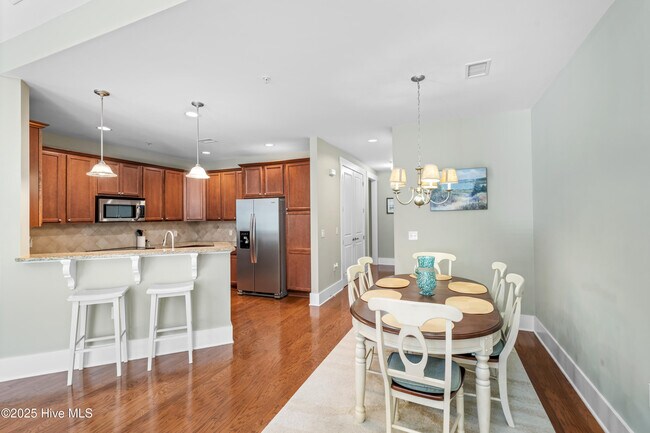 Building Photo - 2537 St James Dr SE
