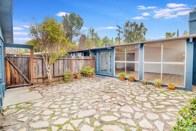 Building Photo - Stunning Woodland Hills Pool Home – South ...