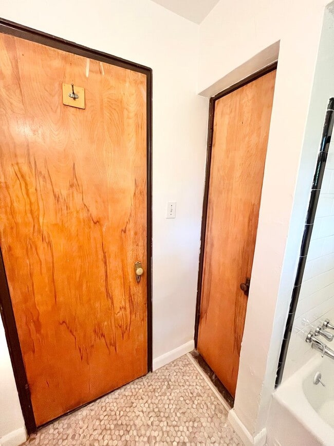 Building Photo - 112 Shepherd Ave