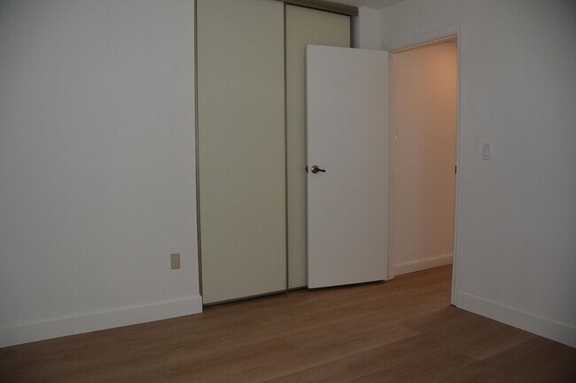 Building Photo - Sharp Pittsburg 3/2