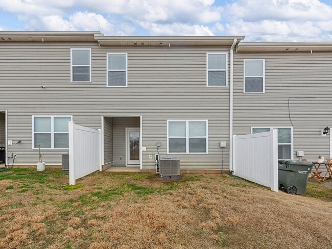 Building Photo - $500 OFF First Months Rent!! Modern living meets Convenience- Townhome in Greer, SC!