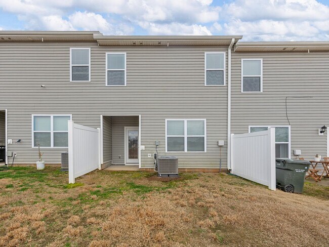 Building Photo - Modern living meets Convenience- Townhome in Greer, SC!