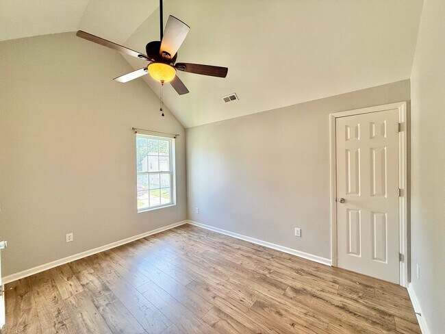 Building Photo - Charming 3BD, 3.5BA Raleigh Home Situated ...