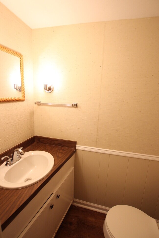 Building Photo - Beautiful 3 Bedroom, 2.5 Bath Townhome in ...