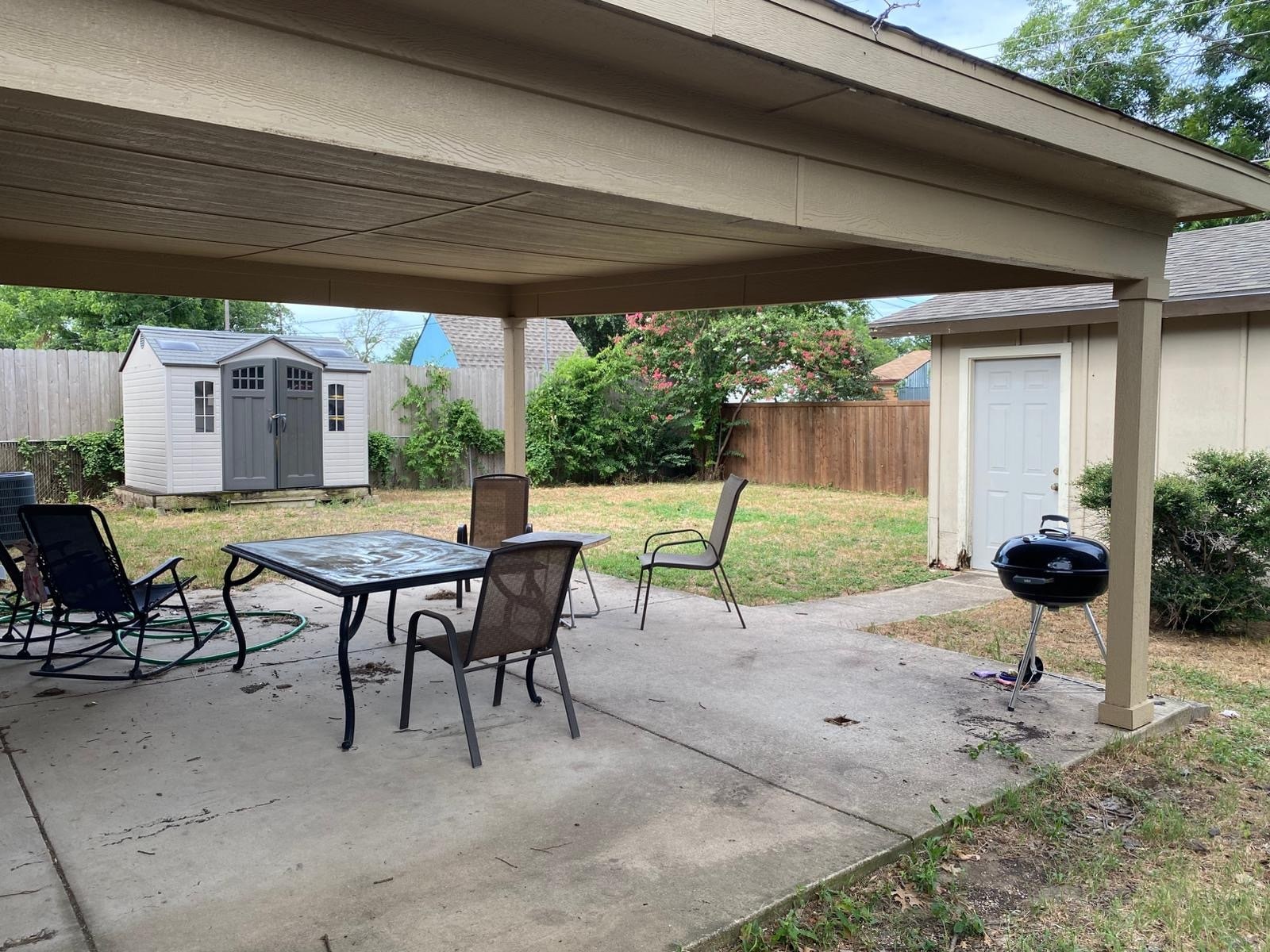 Spacious backyard with covered patio - 3105 Dartmouth Dr