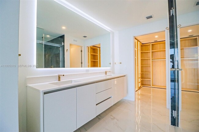 Building Photo - 700 NE 24th St