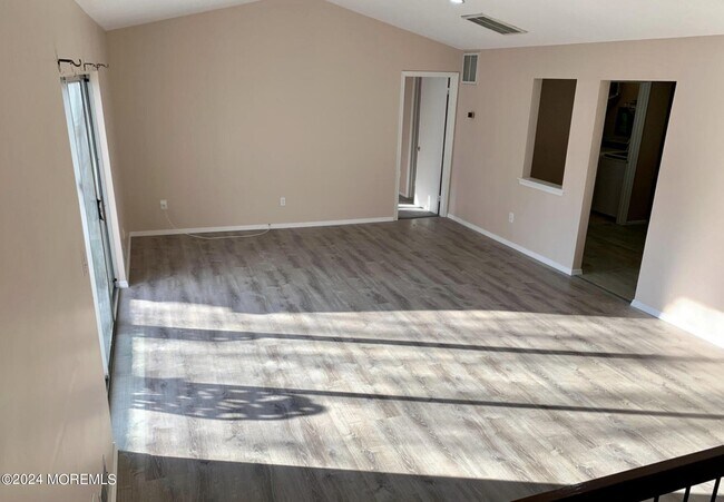Building Photo - 30 Tulip Ln