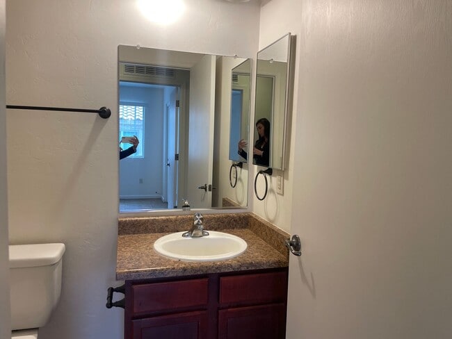 Building Photo - Beautiful Modern New 3Bdm 2Ba Home, Easy A...
