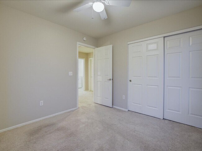 Building Photo - 2 Bedroom, 2.5 Bath
