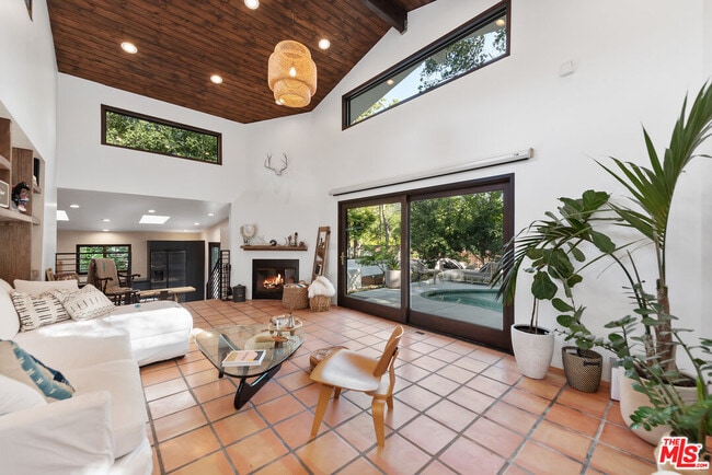 Building Photo - 1362 Old Topanga Canyon Rd