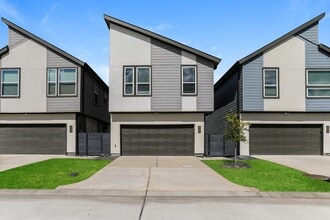 Building Photo - 333 N Centro Cir