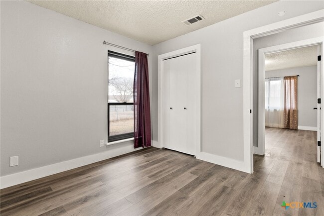 Building Photo - 2606 Lake Rd