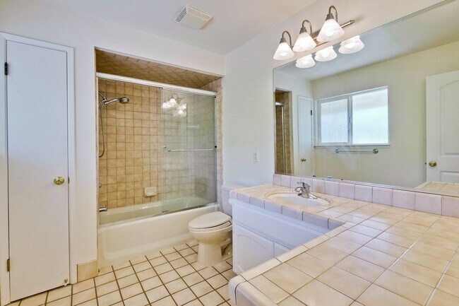 Building Photo - Spacious Home l Massive 12,525 Sq Ft Lot l...
