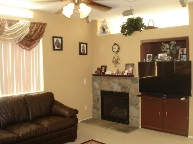 Building Photo - Beautiful 4-Bedroom Home in the Mint Canyon Community of Canyon Country!