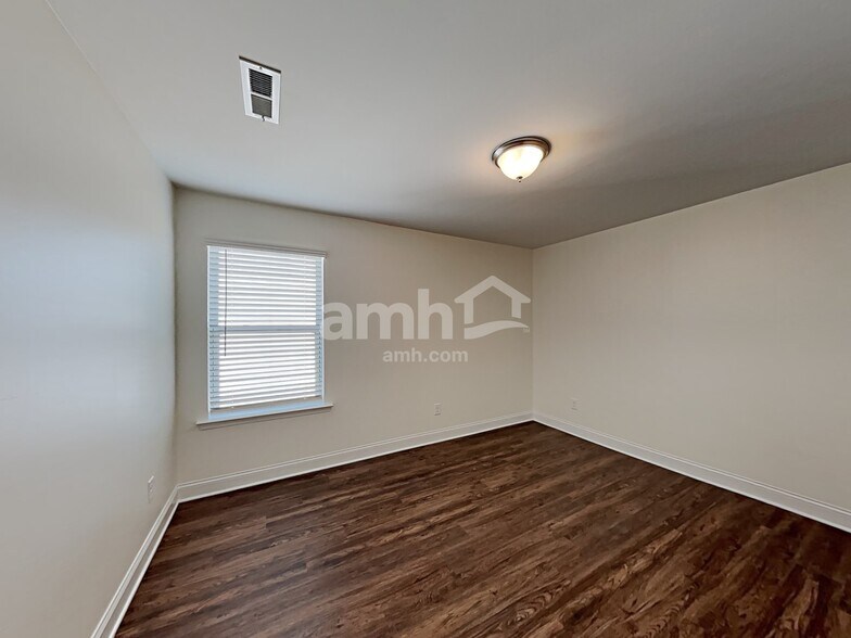 Building Photo - 860 Jubilation St