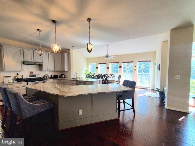 Building Photo - 20960 Capilano Ct