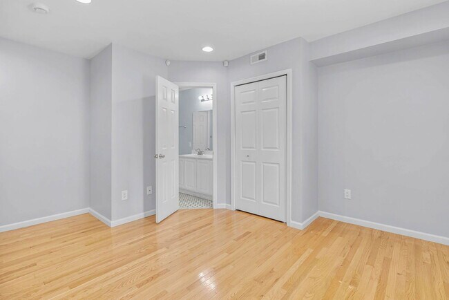 Building Photo - 813 N Lawrence St