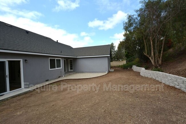 Building Photo - 283 Calle Higuera