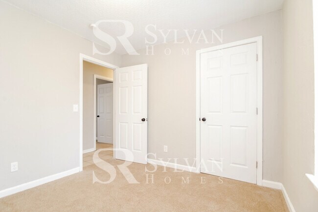 Building Photo - 520 Country Garden Dr