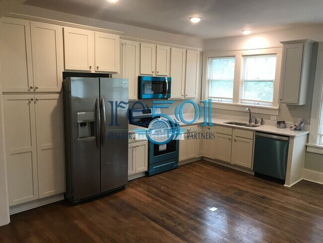 Building Photo - *New Price*  Newly Renovated Immaculate Co...