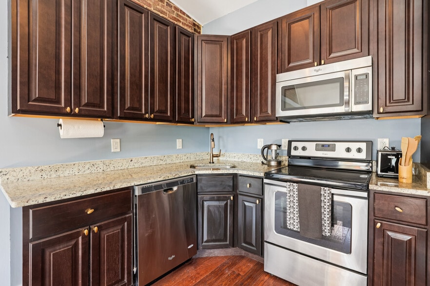 Building Photo - 1332 Levis St NE