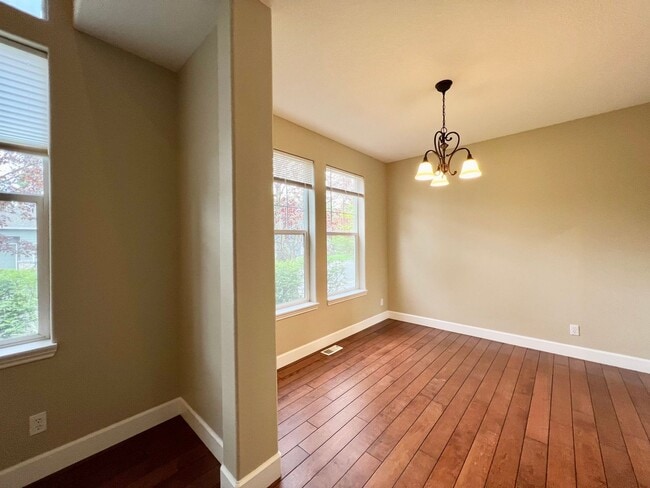 Building Photo - Spacious 4 Bed, 2.5 Bath House!