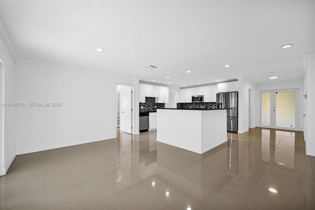 Building Photo - 820 E Cypress Ln