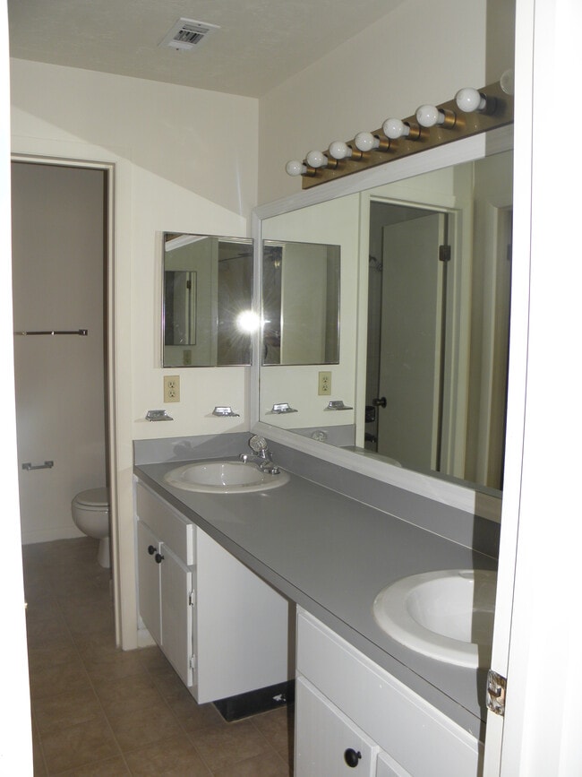 Building Photo - 2125 SW 39th Way