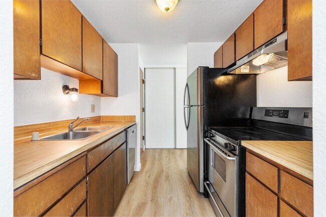 Building Photo - Spacious 1 Bedroom Apartment w/ Parking in...