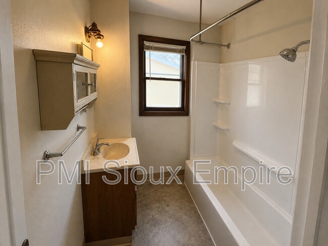 Building Photo - 731 W 18th St