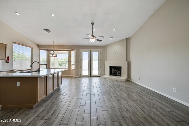 Building Photo - 6937 E Paradise Ln