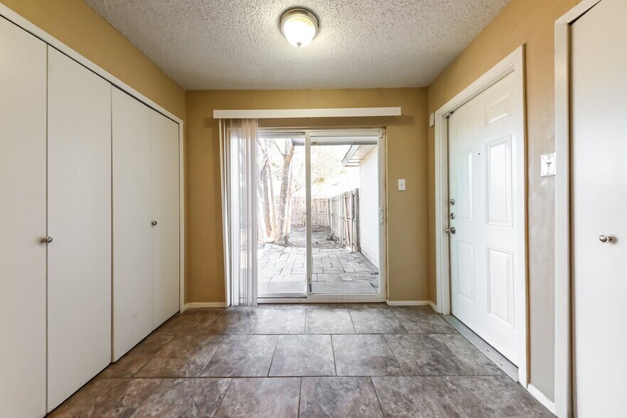 Building Photo - 1522 Sunset Ln