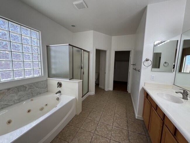 Building Photo - Gilbert Four Bedroom