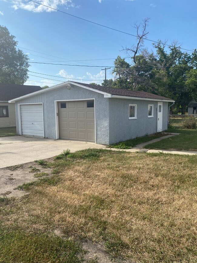 Building Photo - Stylishly Renovated Charming Home on 215 7...