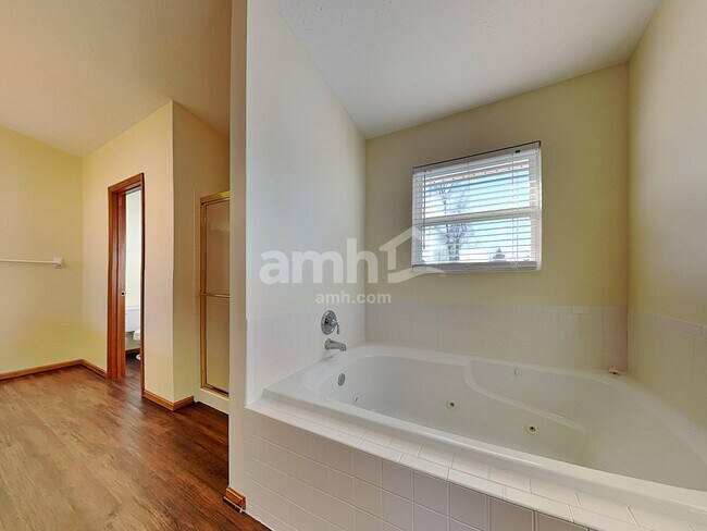 Building Photo - 6088 Lakewood Dr