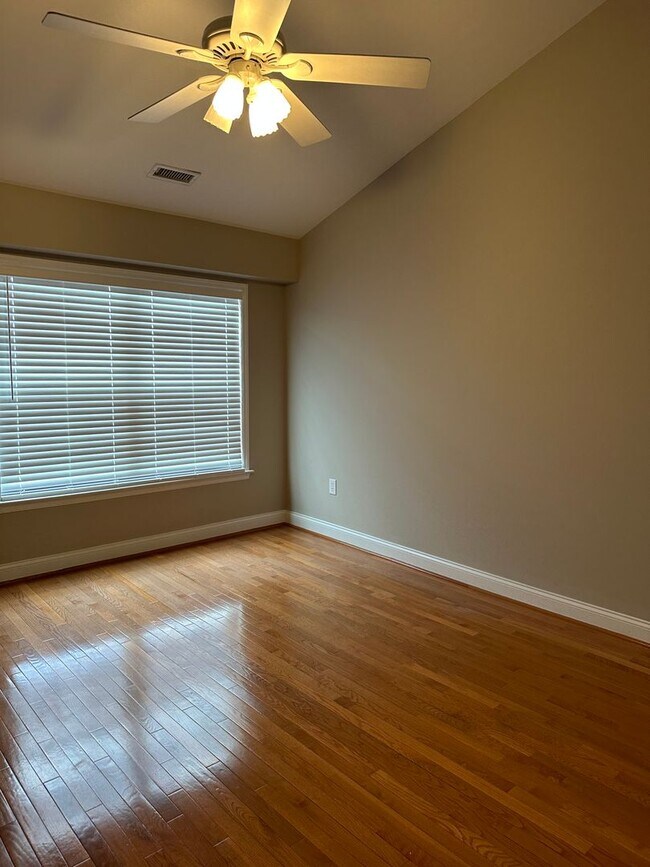 Building Photo - 121 Oak Hill Ln