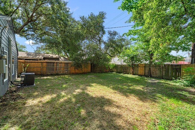 Building Photo - 2108 Camille St