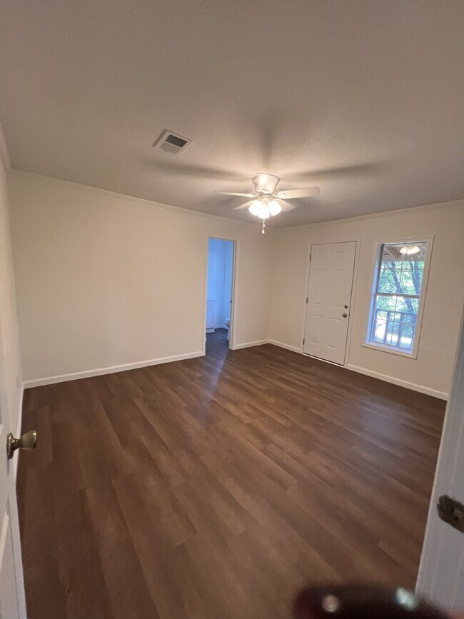Building Photo - 211 W Plum St